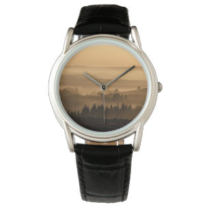 Reloj De Pulsera Amanecer sobre paisaje de colinas onduladas y brum