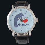 Reloj De Pulsera Amo a los Manatíes<br><div class="desc">Un lindo manatí azul junto a un corazón rojo para un experto en animales marinos o biólogo que ama las especies en peligro de extinción y lucha por los derechos de los animales. Me encanta mirar manatíes.</div>