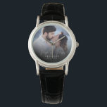 Reloj De Pulsera Aniversario elegante de la foto de Boda de la Moda<br><div class="desc">¡Este elegante programa fotográfico de guiones será un bello recuerdo de tu día de bodas! La caligrafía única dice 'Sr. y Sra.' junto con su apellido y fecha personalizado. Añade la foto de tu boda y haz que esto sea un regalo perfecto para la recién casada novia, un aniversario o...</div>