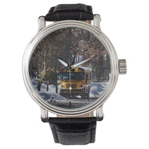 Reloj De Pulsera Autobús escolar estacionado en invierno