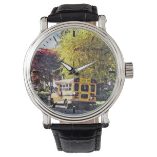 Reloj De Pulsera Autobús escolar estacionado en otoño