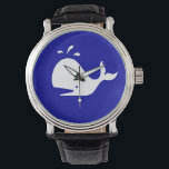 Reloj De Pulsera Ballena glow_White-on-Blue del océano<br><div class="desc">¡Es hora de ir a ver ballenas! Harás un gran chapoteo con nuestro Ocean Glow, iconos marítimos, reloj de pulsera de ballena blanca-sobre-azul. Si te sientes creativo, puedes cambiar el tamaño y la posición de la ballena, el número de ballenas o el color de fondo. Sólo tienes que hacer clic...</div>