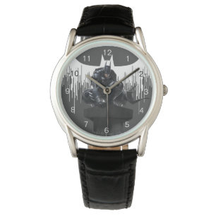 Reloj De Pulsera Batman encaramado en un pilar