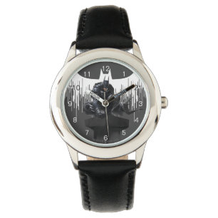 Reloj De Pulsera Batman encaramado en un pilar