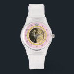 Reloj De Pulsera Boda de diamantes bonito con foto de color rosa<br><div class="desc">Este elegante reloj personalizado tiene un aspecto de anillo boda de diamantes. La banda dorada forma un círculo con números de reloj de plata alrededor del exterior, el "12" reemplazado por la imagen de un diamante. Todo se destaca audazmente en un fondo rosado (ver variaciones de color bajo "Bodas" en...</div>