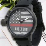 Reloj De Pulsera Bombardero de bandera roja delgada personalizado<br><div class="desc">Celebra y muestra tu aprecio a un destacado bombero con este delgado reloj de bomberos de la línea roja - diseño de la bandera estadounidense con colores de la bandera del bombero, diseño angustiado . Perfecto para premios de servicio y regalos de Graduación para Bomberos . Personaliza con el nombre...</div>
