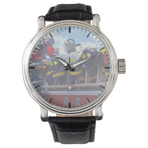 Reloj De Pulsera Bomberos - Casco en un camión de bomberos
