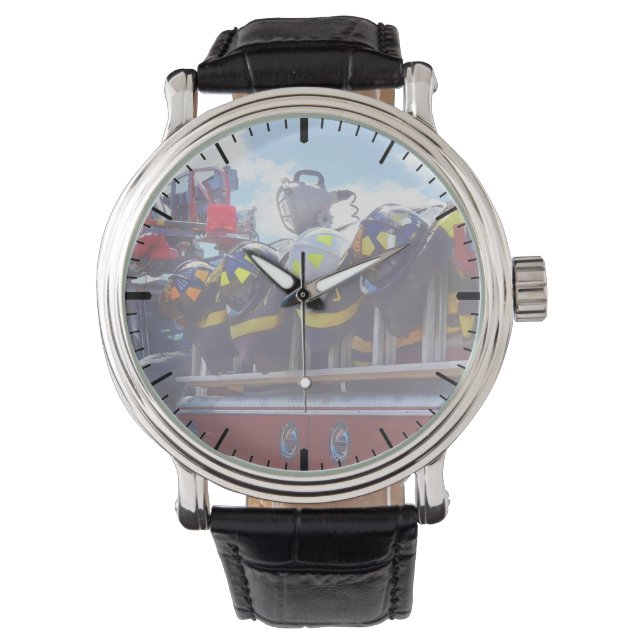 Reloj De Pulsera Bomberos - Casco en un camión de bomberos (Anverso)
