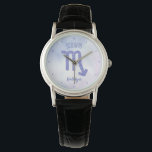 Reloj De Pulsera Bonito Escorpio Rótulo de Astrología Púrpura Perso<br><div class="desc">Este reloj de Escorpio de bonito púrpura y lavanda presenta tu signo astrológico del Zodiac en un brillo hermoso como las constelaciones. Personalizar este lindo regalo de reloj de pulsera con tu nombre en escritura cursiva para alguien con un cumpleaños a finales de octubre o principios de noviembre.</div>