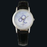 Reloj De Pulsera Bonito Leo Astrology Rótulo Púrpura Personalizado<br><div class="desc">Este reloj Leo de bonito,  morado y lavanda personalizado,  muestra tu signo astrológico del Zodiac en un brillo hermoso como las constelaciones. Personalizar este lindo regalo de reloj de pulsera con tu nombre en bello guión cursivo para alguien con un cumpleaños de fines de julio o principios de agosto.</div>