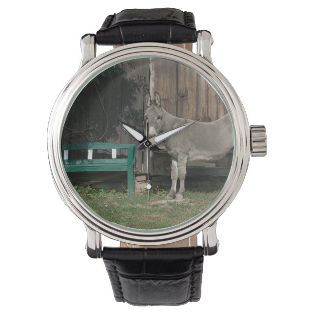 Reloj De Pulsera Burro Adorable Al Lado De Un Baño Verde De Madera (Anverso)
