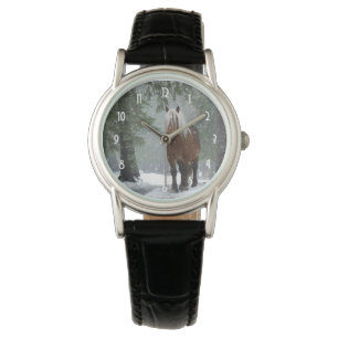 Reloj De Pulsera Caballo marrón en un bosque de invierno con nieve