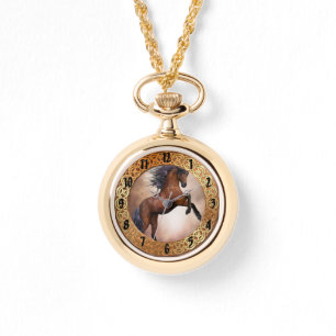 Reloj De Pulsera Caballo marrón frisón criándose con nubes nubladas