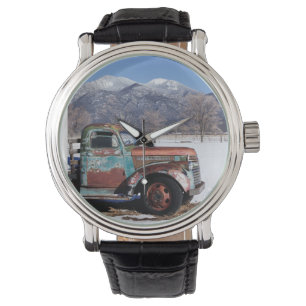 Reloj De Pulsera Camión viejo sentado en el campo