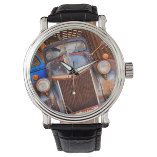 Reloj De Pulsera Camión viejo y oxidado en una granja