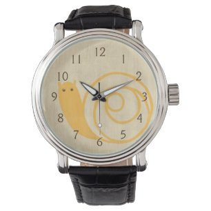 Reloj De Pulsera Caracol amarillo en el fondo de la crema