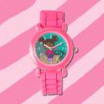 Reloj De Pulsera Chica en crecimiento Observatorio rosa con nombre<br><div class="desc">Un lindo reloj rosa para los niños con una chica afroamericana extremadamente feliz (su gato a su lado),  porque su planta está creciendo. Personalice el reloj con el nombre del niño. Elija un color o estilo diferente si lo desea. © ArianeC Ilustraciones-Todos los derechos reservados</div>