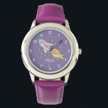 Reloj De Pulsera Chicas recortan espacio de envío de cohete morado<br><div class="desc">Este lindo y niñito reloj presenta un hermoso y colorido barco de cohetes dibujado a mano en el espacio exterior,  con un fondo morado. El diseño también incluye un lugar para añadir el nombre de su chica. ¡Perfecto para cualquier niño o niña!</div>