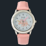 Reloj De Pulsera Chicas se burlan de los niños de los dinosaurios d<br><div class="desc">Este reloj lindo y moderno cuenta con un personalizado de dinosaurios Triceratops rosa con números claros y puede ser personalizado con el nombre de su chica. Perfecto para el primer reloj de tu hijo que ama los dinosaurios. Visita nuestra tienda para ver otros artículos bonitos.</div>