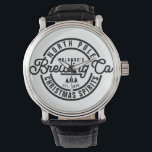 Reloj De Pulsera Cómicas de Navidades del Polo Norte divertidos<br><div class="desc">¿Te gusta la cerveza tu ser querido? Un regalo único para que se ponga en navidades. El diseño presenta un sello como logotipo,  personalizado con nombre,  año Este y 2 líneas de texto.</div>