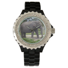 Reloj de pulsera con elefante en un sendero tranqu