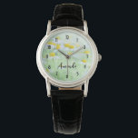 Reloj De Pulsera Daisies de bonito en campo<br><div class="desc">Un reloj con una fotografía fresca y veraniega que muestra una colección de margaritas salvajes con grandes centros amarillos creciendo en un campo verde.</div>