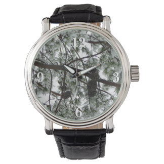 Reloj De Pulsera Debajo de la foto del invierno de un pino cubierto
