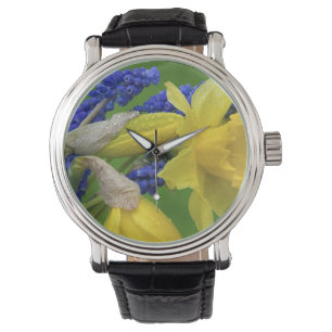 Reloj De Pulsera Detalle de flores de narciso y jacinto. Crédito