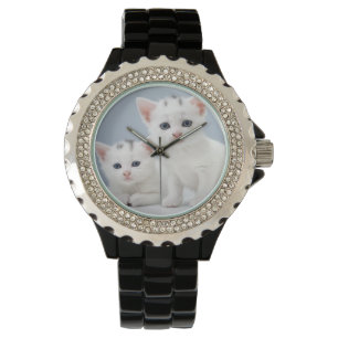 Reloj De Pulsera Dos gatitos blancos muy jóvenes miran inquisitivam