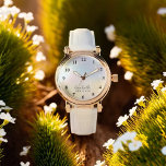 Reloj De Pulsera Dreamy Purpurina de Rubor Personalizar Neutral est<br><div class="desc">Dreamy Rubor Personalizar Neutral Estilo Monograma Nombre. Este reloj elegante y moderno está diseñado con tipografía manuscrita, acompañado de una tipografía en bloque de negro sobre un fondo Purpurina Dreamy Pink Blue de moda y tiene espacio para que escribas el nombre de tu mujer. El nombre en monograma puede ser...</div>