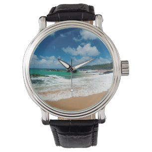 Reloj De Pulsera EE. UU., Kauai, Hawái. Una mujer pasea por las roc