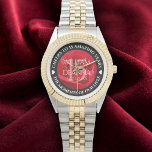 Reloj De Pulsera Elegante 15.º 26.º 36.º Rosa Boda Aniversario<br><div class="desc">¡Celebremos los 15, 26 o 36 años de boda con este reloj conmemorativo! La elegante letra de un serif blanco con un romántico fondo de rosa roja le da un toque memorable a esta ocasión especial y (extraordinario) hito. Personalizar con los nombres de la pareja, y añada fecha para su...</div>