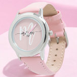 Reloj De Pulsera Elegante Chicas de guiones modernos rosados Monogr<br><div class="desc">El elegante reloj Monograma de Chicas de guión moderno rosado combina elegancia y personalización. Con una suave correa rosa y una elegante cara de reloj, esta pieza de tiempo está adornada con un monograma en una letra de escritura moderna, añadiendo un toque único y personalizado. Perfecto para el uso diario,...</div>