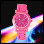 Reloj De Pulsera ELIJA SUS COLORES, Nombre, Niños Escritura Rosa<br><div class="desc">Este divertido reloj de muñeca infantil con correa de silicona rosa puede ser personalizado como quieras. Puedes ELEGIR TU PROPIO COLOR para reemplazar el fondo rosado profundo en la cara del reloj y puedes hacer que el texto diga lo que quieras. O mantener mi diseño rosa y blanco. Todos los...</div>