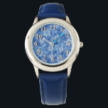 Reloj De Pulsera Estrellas de David Stainde Glass<br><div class="desc">El reloj de correa de cuero azul de acero inoxidable de los niños con una imagen de las estrellas de David en un diseño de vidrio teñido de azul sobre azul. Cara de reloj plateado opcional. Vea el encanto redondeado coincidente y la cadena de teclas de botón básico redondo. Vea...</div>