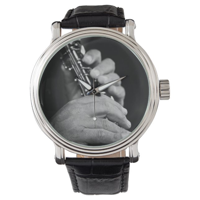 Reloj De Pulsera Flauta siendo tocada en blanco y negro por gitano (Anverso)
