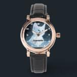 Reloj De Pulsera Gatito blanco lindo con ojos azules de Bonito<br><div class="desc">Un reloj con una adorable fotografía de un gatito blanco de pelo corto con ojos azul brillante. Mirando hacia la distancia. Las patas se cruzan a la manera típica de gatos gatitos.</div>