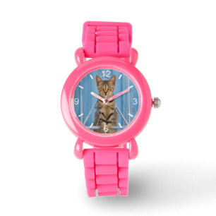 Reloj De Pulsera Gatito de peluche sentado en una valla azul