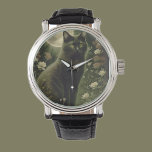 Reloj De Pulsera gato negro<br><div class="desc">Un gato negro con un bonito collar, con la luna como telón de fondo, está parado de flores blancas y rosas.</div>