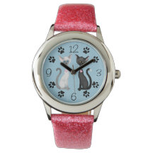 Gatos blancos y negros con pinturas en azul