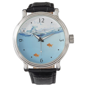 Reloj De Pulsera Goldfish debajo del acuario del agua