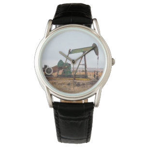 Reloj De Pulsera Gran cubo verde en un campo petrolero