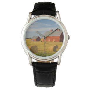 Reloj De Pulsera Granjas Barrios rojos cerca de Hay Bales