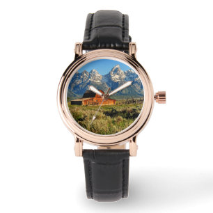 Reloj De Pulsera Granjas Granero sombreado por montañas cubiertas