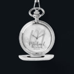 Reloj De Pulsera Groomsmen personalizado de escritura moderna<br><div class="desc">Añada un toque personal a su boda con un regalo personalizado para los padrinos. Este diseño presenta el nombre personalizado de los groomsmen con estilo de letra de escritura moderno gris y monograma con estilo de fuente de escritura moderno gris claro como fondo con título y fecha boda en sans...</div>