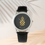 Reloj De Pulsera Guión de nombre de piña dorada negro elegante<br><div class="desc">Elegante y moderno piña de imitación dorada sobre un fondo negro de moda. Plantilla para su nombre,  letras curvadas doradas. El nombre está escrito con un guión de estilo moderno con letras a mano.</div>