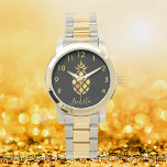 Reloj De Pulsera Guión de nombre de piña dorada negro elegante<br><div class="desc">Elegante y moderno piña de imitación dorada sobre un fondo negro de moda. Plantilla para su nombre,  letras curvadas doradas. El nombre está escrito con un guión de estilo moderno con letras a mano. Números dorados de 8 a 4.</div>
