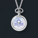 Reloj De Pulsera Hermoso Rótulo de Astrología de Libra Personalizad<br><div class="desc">Este reloj Libra de bonito morado y lavanda presenta tu signo astrológico del Zodiac en un brillo hermoso como las constelaciones. Personalizar este lindo regalo de reloj de pulsera con tu nombre en escritura cursiva para alguien con un cumpleaños de finales de setiembre o principios de octubre.</div>