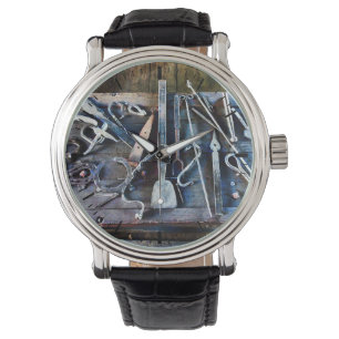 Reloj De Pulsera Herramientas del herrero en la mesa