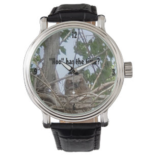 Reloj De Pulsera "Hoo" Tiene El Tiempo   lechón encaramado en una f